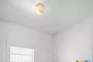 205 Hubbard St, Yoakum, TX 77995 - Photo 15