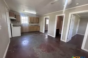 902 Simpson St, Yoakum, TX 77995 - Photo 7