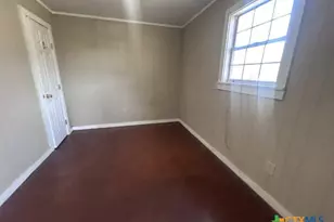 902 Simpson St, Yoakum, TX 77995 - Photo 11