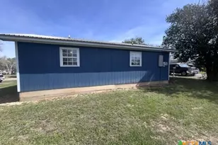 902 Simpson St, Yoakum, TX 77995 - Photo 3