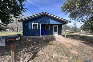 902 Simpson St, Yoakum, TX 77995 - Photo 1