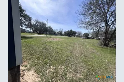 902 Simpson Street, Yoakum, TX 77995 - Photo 5