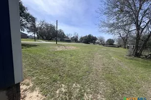 902 Simpson St, Yoakum, TX 77995 - Photo 5