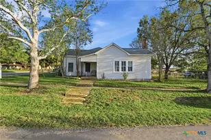 211 E 4th St, Nixon, TX 78140 - Photo 1