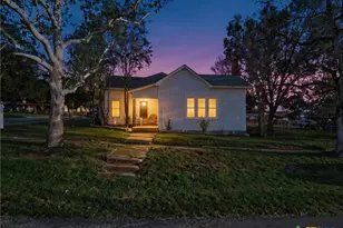 211 E 4th St, Nixon, TX 78140 - Photo 1