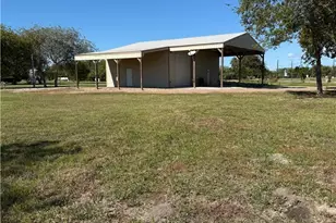 407 W Oakland Ave, Seadrift, TX 77983 - Photo 5