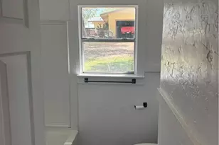 308 Poth St, Yoakum, TX 77995 - Photo 11