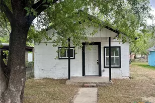 929 Veterans St, Seguin, TX 78155 - Photo 1