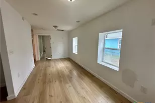 929 Veterans St, Seguin, TX 78155 - Photo 5