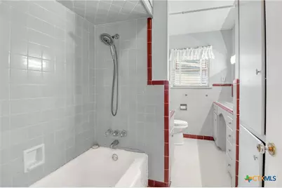 1010 E Humphreys Street, Seguin, TX 78155 - Photo 23