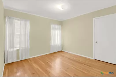 1010 E Humphreys Street, Seguin, TX 78155 - Photo 17