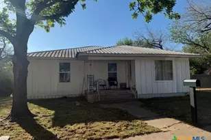 612 Schwab St, Yoakum, TX 77995 - Photo 1