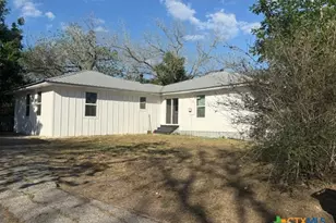 612 Schwab St, Yoakum, TX 77995 - Photo 3