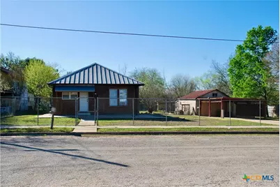 125 W Wallace Street, Gonzales, TX 78629 - Photo 1