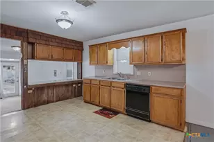 226 Thornton St, Gonzales, TX 78629 - Photo 3