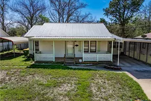 226 Thornton St, Gonzales, TX 78629 - Photo 1