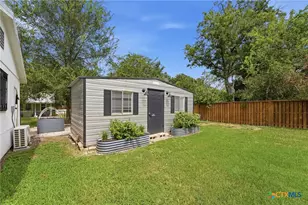 604 St Michael St, Gonzales, TX 78629 - Photo 3