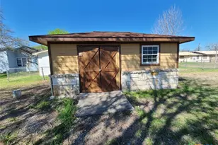 203 N West St, Yorktown, TX 78164 - Photo 15