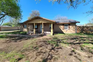 203 N West St, Yorktown, TX 78164 - Photo 3