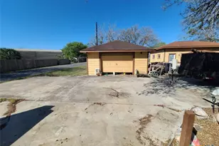 203 N West St, Yorktown, TX 78164 - Photo 7