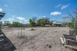 615 E Main Ave, Karnes City, TX 78118 - Photo 23