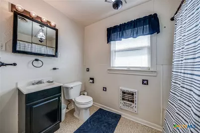 615 E Main Avenue, Karnes City, TX 78118 - Photo 21