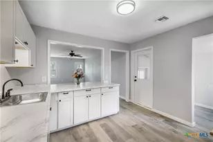 1610 E Rosebud Ave, Victoria, TX 77901 - Photo 9