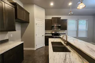 184 E Torrey St, New Braunfels, TX 78130 - Photo 9