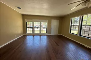 726 E Humphreys St, Seguin, TX 78155 - Photo 3