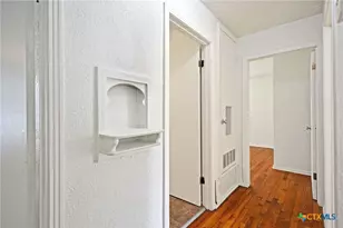 268 E Mill St, New Braunfels, TX 78130 - Photo 13