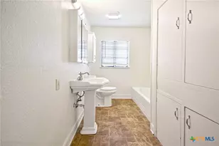 268 E Mill St, New Braunfels, TX 78130 - Photo 21