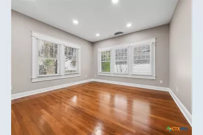208 W Goodwin Avenue, Victoria, TX 77901 - Photo 5