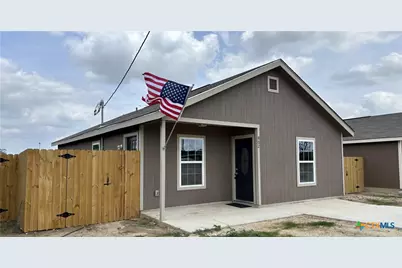 802 E 6th Street, Nixon, TX 78140 - Photo 1