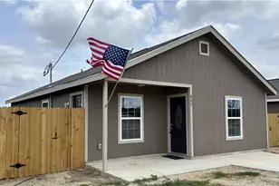 802 E 6th St, Nixon, TX 78140 - Photo 1