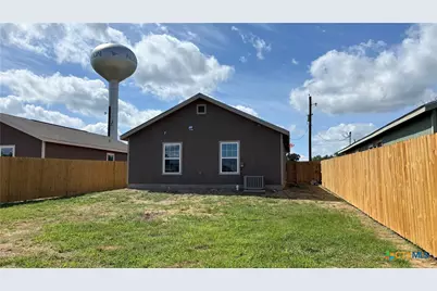 802 E 6th Street, Nixon, TX 78140 - Photo 35