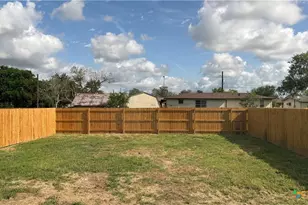 802 E 6th St, Nixon, TX 78140 - Photo 33