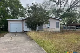 209 Highland St, Yoakum, TX 77995 - Photo 1