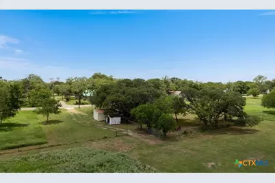 210 Julia St., Yoakum, TX 77995 - Photo 37