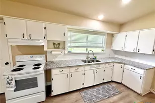 4713 Dahlia Ln, Victoria, TX 77904 - Photo 5