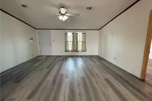 801 E Mesquite Ln, Victoria, TX 77901 - Photo 5