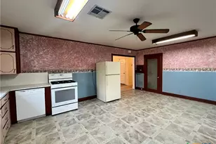 902 N 1st St, Temple, TX 76501 - Photo 9