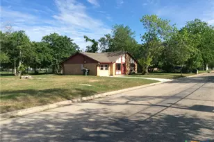 606 Woodworth St, Cuero, TX 77954 - Photo 3