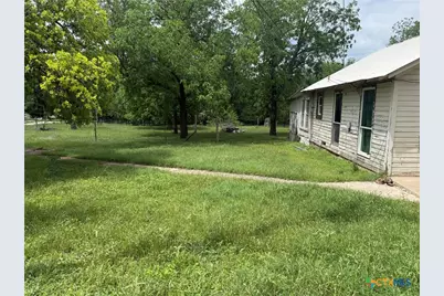 805 W Avenue C, Lampasas, TX 76550 - Photo 5