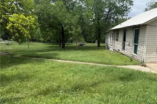 805 W Ave C, Lampasas, TX 76550 - Photo 5