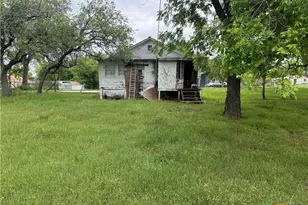 805 W Ave C, Lampasas, TX 76550 - Photo 7