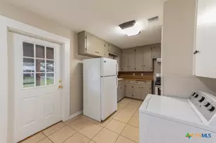 126 Bellaire St, Luling, TX 78648 - Photo 7