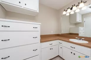 126 Bellaire St, Luling, TX 78648 - Photo 11