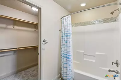 107 Oakview Drive, Floresville, TX 78114 - Photo 35