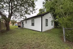 223 N Benavides St, Port Lavaca, TX 77979 - Photo 3
