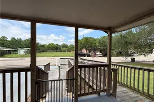 105 Sanders St, Palacios, TX 77465 - Photo 9